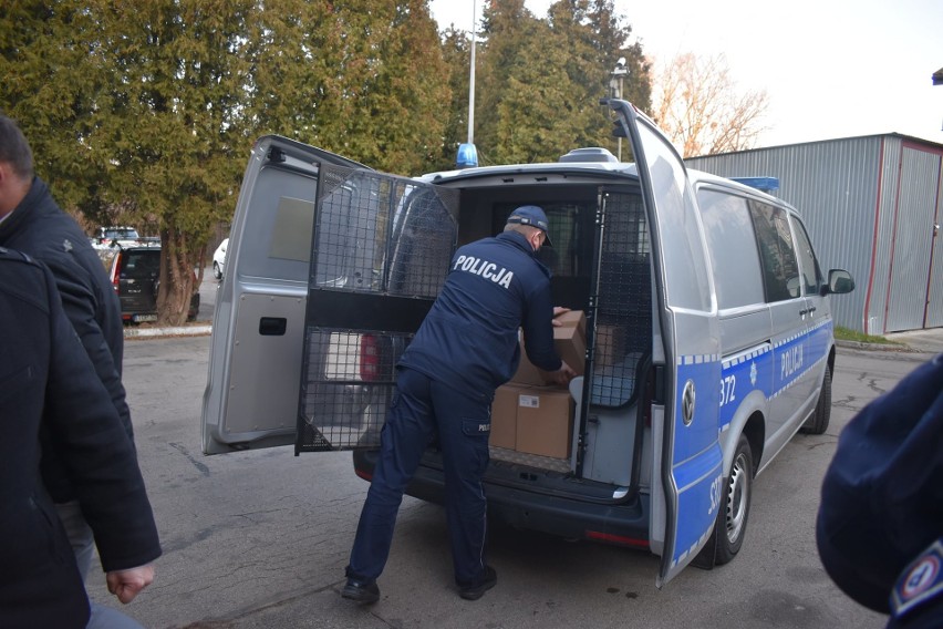 Strażacy z Opatowa zabezpieczeni przed Covidem. Środki ochrony trafiły też do innych jednostek [ZDJĘCIA] 