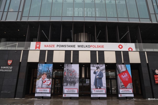 Na filarach budynku Urzędu Marszałkowskiego Województwa Wielkopolskiego w Poznaniu pojawiły się cztery wielkoformatowe fotografie