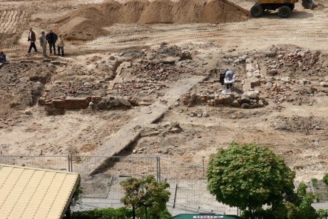 Odkopane fundamenty wagi miejskiej zakopano i upamiętniono tablicą z kramnicami