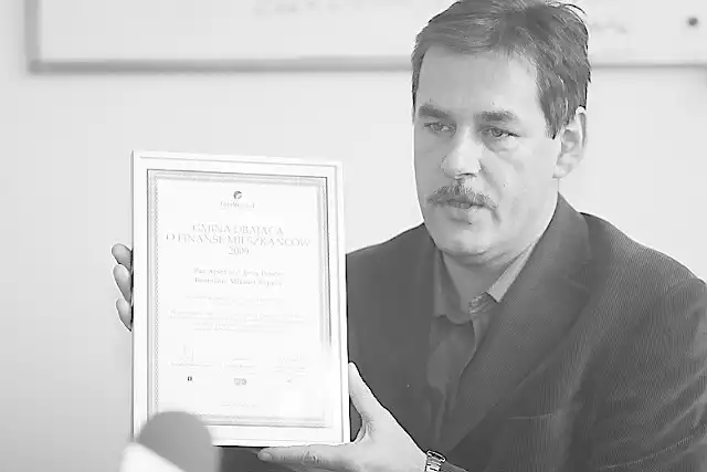 Burmistrz Arseniusz Finster z dyplomem