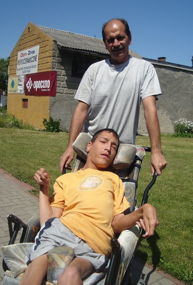 - O uposażeniu osób niepełnosprawnych innych państw unijnych możemy tylko pomarzyć &#8211; mówi Sławomir Kunowski, ojciec Jędrka.