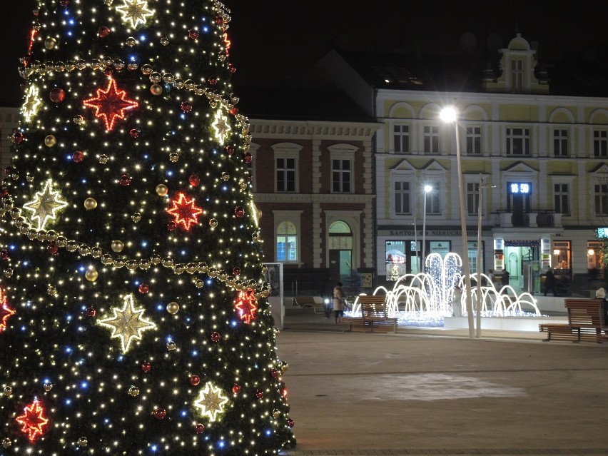 W centrum Świnoujścia stanęła ogromna choinka