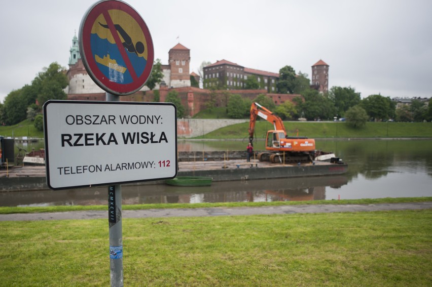 Kraków. Protestowali przeciwko usuwaniu dzikiej plaży pod Wawelem