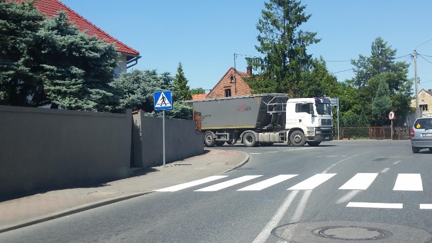 Skrzyżowanie ulic Księdza Koziołka i 3 Maja w Krapkowicach. Gmina wyburzyła dom, żeby przesunąć skrzyżowanie