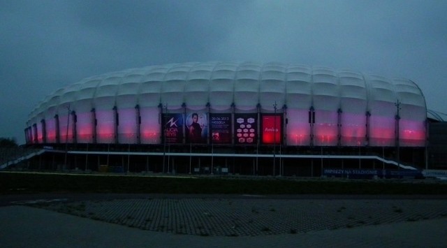 Membrana okalająca piłkarskie boisko została podświetlona na czerwono i stadion zmienił się w gigantyczną, biało-czerwoną flagę