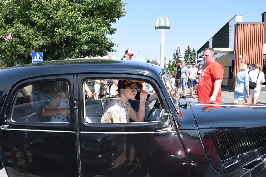 Blokada McDonald's w Pruszczu Gdańskim 26.07.2020 r. Przed restauracją stanęły prawdziwe motoryzacyjne klasyki [zdjęcia]