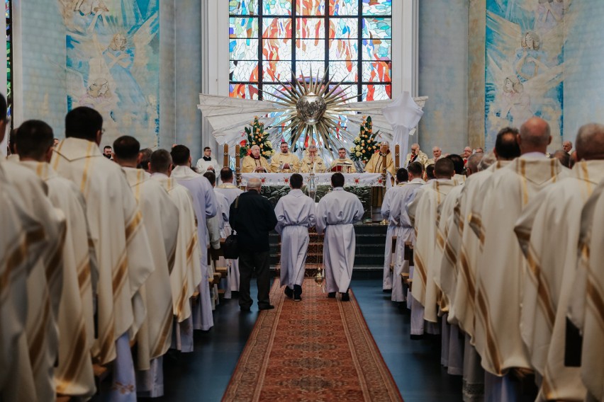Wielki Czwartek w Rzeszowie. Msza Krzyżma odbyła się w rzeszowskiej katedrze [ZDJĘCIA]