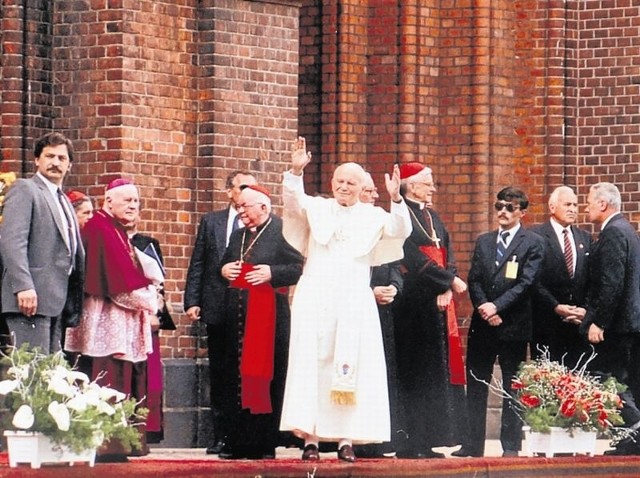 Zdjęcie Piotra Sawickiego z wizyty Jana Pawła II w 1991 roku w Białymstoku jest prezentowane na wystawie fotograficznej na Rynku Kościuszki. Wystawę sfotografował  Andrzej Zgiet