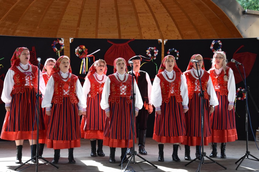 Zespołu ludowe wystąpiły na scenie amfiteatru w Opatowie. Wśród finalistów artyści z Tarłowa [ZDJĘCIA] 