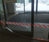 Białystok. Agresywny pacjent w USK wpadł w szał i zdemolował drzwi wejściowe do szpitala! Do Giganta przyjechała policja i straż (zdjęcia)