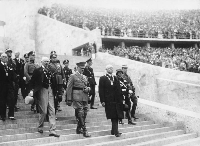 Adolf Hitler (w środku w mundurze) podczas Igrzysk...