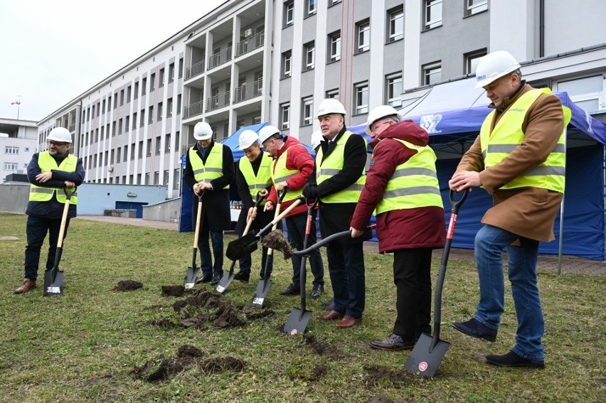 Pierwsze wbicie łopat pod budowę nowoczesnego bloku porodowego w Wojewódzkim Szpitalu Zespolonym w Kielcach. Zobaczcie film i zdjęcia