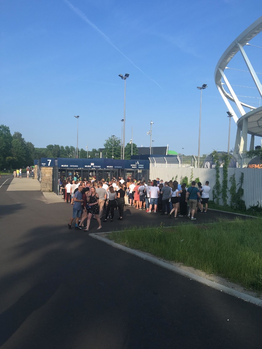 Bramy Stadionu Śląskiego są już otwarte. Pierwsi uczestnicy koncertu „Scenozstąpienie” Miuosha z NOSPR i gośćmi już są