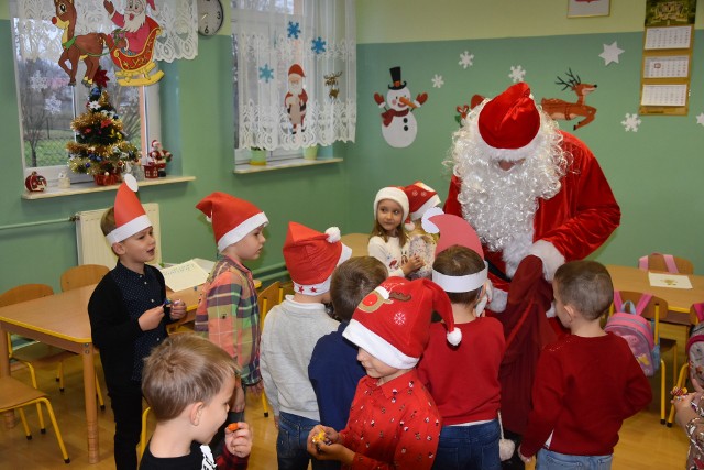 We wtorek, 6 grudnia Święty Mikołaj odwiedził Iwaniska.
