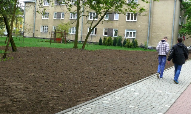 Ulica Popiełuszki, gdzie przed wojną powstały bloki dla robotników (były także lepsze bloki dla urzędników i dyrektorów). Płot zniknął, nie ma ogródków, teraz będzie tylko trawa.