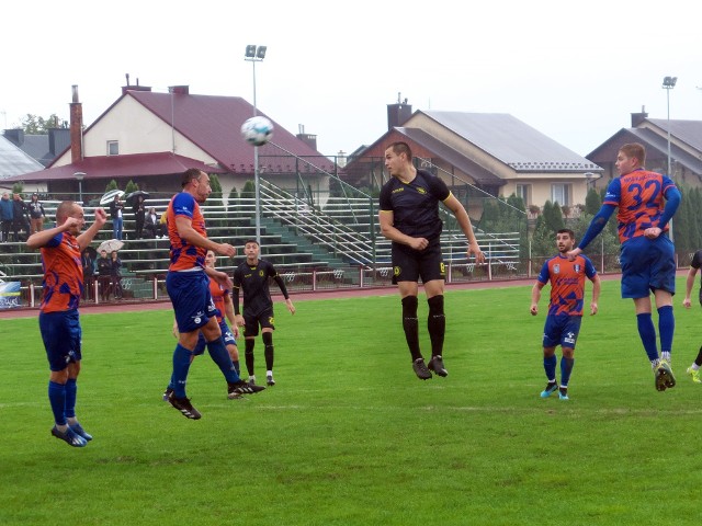 MKS Kańczuga (pomarańczowo-niebieskie stroje) po raz trzeci przegrał na własnym boisku 0:5.
