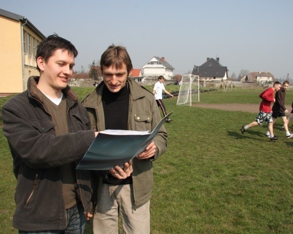 Marek Kwiecień i Tomasz Życzkowski w trakcie przeglądania projektu i dokumentów budowy boiska.