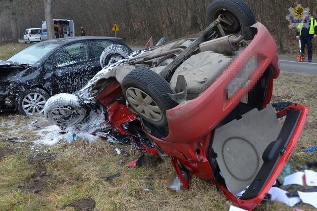 Wczoraj rano policjanci otrzymali zgłoszenie o wypadku drogowym w Sopieszynie, gdzie doszło do zderzenia czołowego dwóch samochodów osobowych.