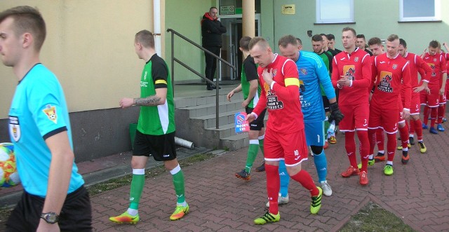 W czwartoligowym meczu ŁKS Probudex Łagów pokonał Olimpię Pogoń Staszów 2:1. ŁKS Probudex Łagów - Olimpia Pogoń Staszów 2:1 (0:0)Bramki: Marcin Kołodziejczyk 52, Karol Mojecki 88 – Marcin Kumański 68.ŁKS Probudex: Majcherczyk (63. Marzec) – Gwóźdź, Basąg, Mika, Dudzik – Uniat, Kołodziejczyk, Rusiecki (60. Kołodziej) – Paprocki, Malinowski (72. Skrobisz), Mojecki (90. Biesiada).Olimpia Pogoń: Wareliś - Kobryń, Dutka, Baczewski, Wójcik - Rozmysłowski (80. Żmuda), Boksiński (60. Lis), Kumański (75. Skrzek), Skrzyniarz (90. Ciesielski) - Rzepa, Malec.-To był trudny mecz, bo przeciwnik był dobrze zorganizowany w defensywie. Mieliśmy kilka okazji do strzelenia goli, ale to nie był taki mecz, w którym mieliśmy duża przewagę - powiedział Ireneusz Pietrzykowski, trener ŁKS Probudex.-Wyrównane spotkanie. Myślę, że postawiliśmy trudne warunki gospodarzom. Niestety, nie udało się utrzymać remisu , zabrakło koncentracji w końcówce, ale trzeba pochwalić drużynę za walkę, zaangażowanie. Z każdym meczem będzie lepiej, bo jest potencjał w tym zespole, trzeba tylko to wszystko poukładać - powiedział Radosław Sekuła, prezes Olimpii Pogoń.(dor)