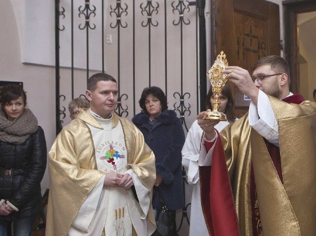 Podczas niedzielnej w sanktuarium na Mirowie dokonano instalacji relikwii Błogosławionego Jana Pawła II.  