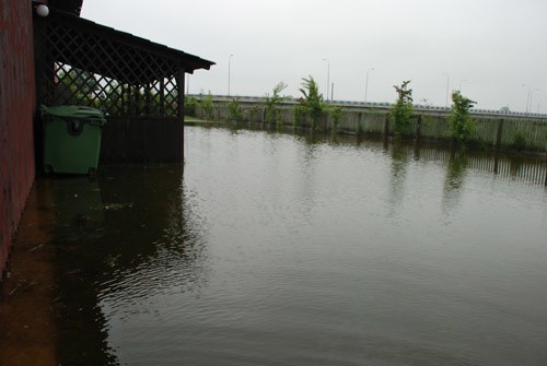 Woda wdarła się na teren lądowiska i hangaru aeroklubu pińczowskiego.