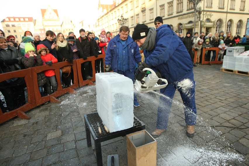 Wrocław: Na Rynku powstają lodowe rzeźby (ZOBACZ ZDJĘCIA, FILM)