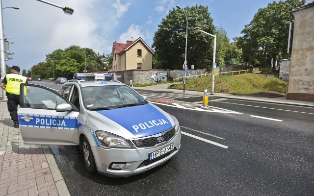 Piotr JędzuraDo potrącenia doszło we wtorek, 31 maja, na przejściu dla pieszych przy ul. Lwowskiej w Zielonej Górze. Młoda kobieta kierująca daewoo matizem na nowosolskich numerach rejestracyjnych wjechała w czterech chłopców.- Jechałam w stronę ulicy Wrocławskiej. Zwolniłam, bo na prawym pasie, przed przejściem, zatrzymał się samochód - opowiada świadek zdarzenia. Kierowca osobówki przepuszczał pieszych. Na pasy weszło czterech chłopców. - Zobaczyłam, że lewym pasem jedzie samochód, którego kierowca nie zatrzymał się przed pasami - mówi świadek zdarzenia.Kierująca daewoo matizem wjechała na przejście dla pieszych i potrąciła czterech chłopców. - Widziałam tylko, jak dosłownie wysypują się spod auta i upadają na asfalt - relacjonuje świadek potrącenia. Kobieta, która widziała całe zdarzenie, zatrzymała się i wezwała pogotowie ratunkowe. Wszyscy potrąceni chłopcy zostali przewiezieni do szpitala.Zielonogórska drogówka wyjaśnia okoliczności potrącenia. Zdarzenie to na pewno nie zakończy się mandatem. - Kierującej zostanie zatrzymane prawo jazdy – mówi podinsp. Jarosław Tchorowski, naczelnik zielonogórskiej drogówki. Kobieta wykazała się kompletnym brakiem ostrożności oraz przewidywania. – Pamiętajmy, szczególnie w mieście musimy zwracać uwagę na pas ruchu nie tylko swój, ale również na chodnik w szczególności przed przejściem dla pieszych – mówi podinsp. Tchorowski i dodaje, że kierowca ma obowiązek zwalniać przed przejściem dla pieszych.Przeczytaj też:  Tir uderzył w barierkę na wiadukcie we Wschowie [ZDJĘCIA]