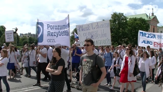 Lekarze rezydenci wyszli na ulice stolicy. Chcą podwyżek