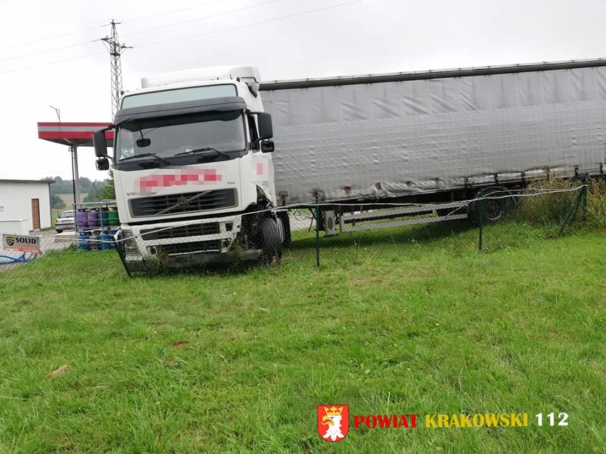 Wypadek w Jerzmanowicach. Zderzenie ciężarówki i dwóch pojazdów osobowych, droga krajowa zablokowana