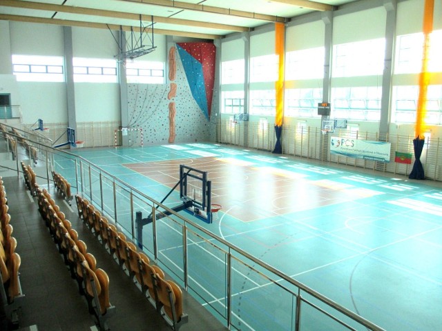 W Powiatowym Centrum Sportowym w Staszowie znajduje się pełnowymiarowa hala sportowa oraz jedna z lepiej wyposażonych ścianek wspinaczkowych.