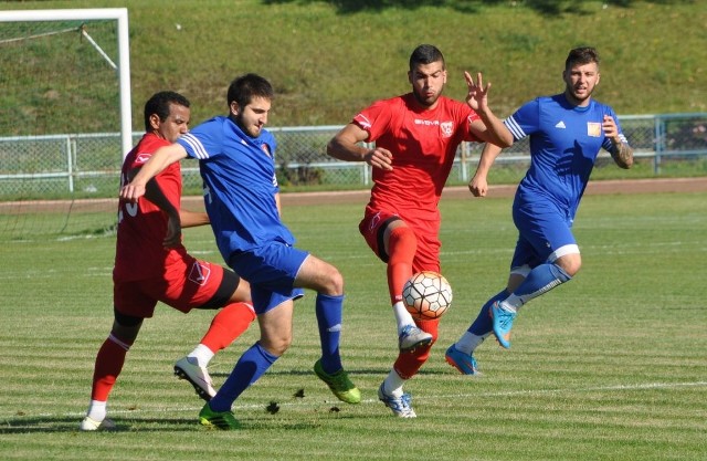 Piotr Gardynik (drugi z lewej), Dominik Szymkiewicz (pierwszy z prawej) oraz ich koledzy z koneckiego Neptuna nie sprostali drużynie z izraelskiej ekstraklasy. Fot.