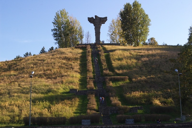 57. Pomnik orła na Górze Czcibora w Karpatach Cedyńskich