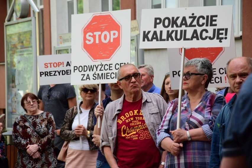 Kilkadziesiąt osób zebrało się w środowe popołudnie pod...