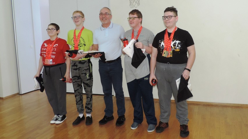 Zuzela. Uczniowie SOS-W zdobyli 19 medali w X Mazowieckim Mityngu w Trójboju Siłowym Olimpiad Specjalnych. Zdjęcia