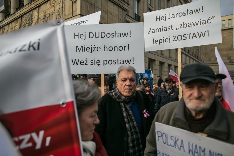 Manifestacja na pl. Dąbrowskiego. Narodowcy atakują KOD! Popularne HASŁA [zdjęcia]