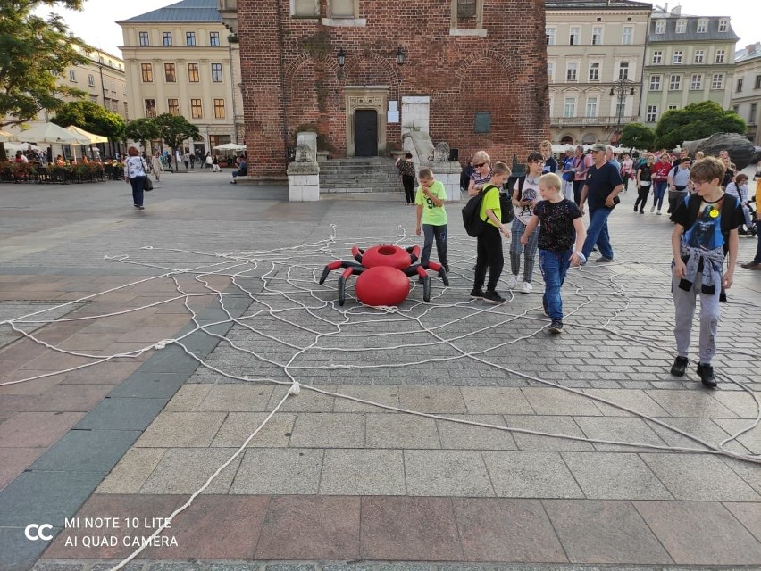 Kraków. "Wolne media, wolni ludzie, wolna Polska". Protest przeciwko ustawie "Lex TVN" na Rynku Głównym