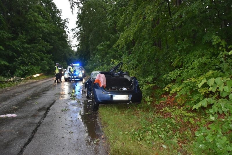 Chojnice: Policja wyjaśnia okoliczności wypadku i apeluje do kierowców o ostrożność w związku ze zmienną pogodą