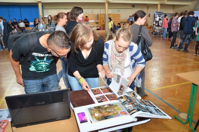Pierwszą edycję Tragów Edukacji i Pracy w Staszowie zdominowała edukacja. Imprezę odwiedził tłum uczniów ze szkół średnich.