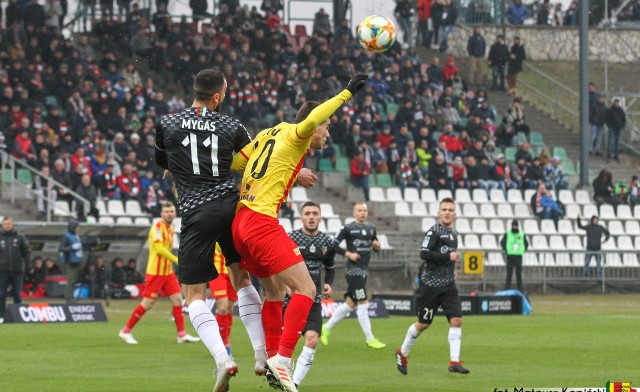 Piłkarze Korony Kielce przegrali w Sosnowcu z ostatnim w tabeli Zagłębiem aż 1:4. To najwyższa porażka Żółto-Czerwonych w tym sezonie. Kto wypadł w kieleckiej drużynie najsłabiej, a kto zagrał przyzwoicie? Dziś oceniamy graczy Korony po tym meczu w skali od 1 do 10.