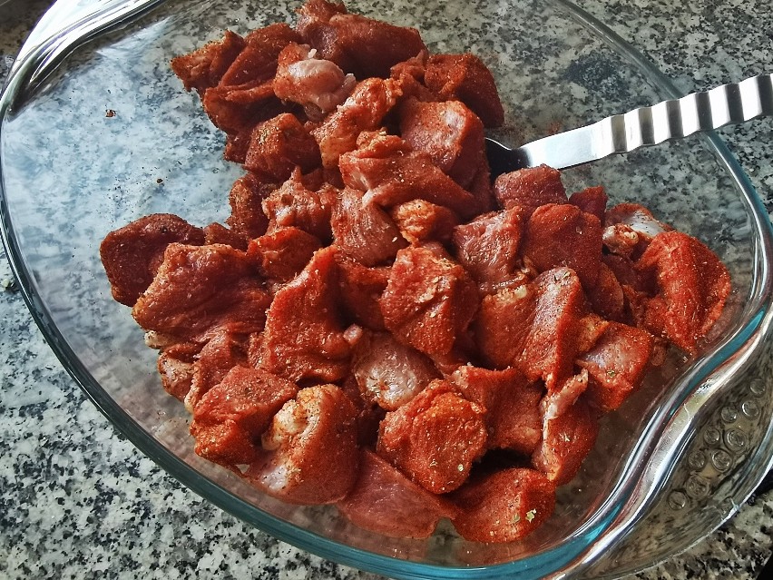 Przykryj mięso folią spożywczą i odstaw na około pół...