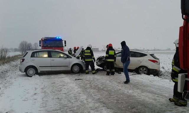 Wypadek w Wierzbicy. Jedna osoba w szpitalu.