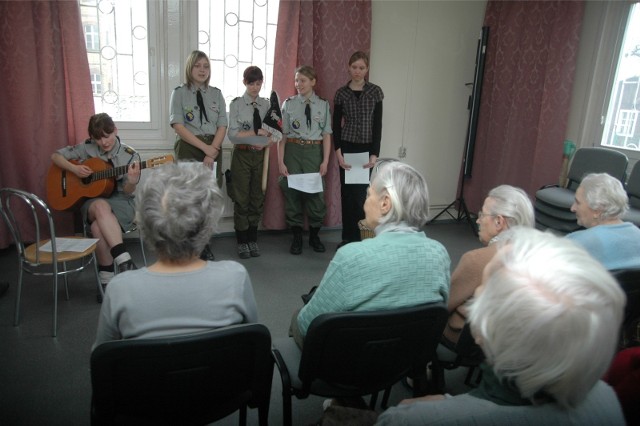 06.02.2009 poznan wielkopolskie stowarzyszenie alzheimerowskie siedziba w poznaniu ul zagorze 7/9 opiekunka agnieszka jankiewicz iii probna druzyna wedrowniczek biala fot. glos wielkopolski / polskapresse glos wielkopolski