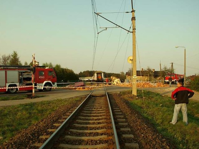 Ekipy remontowe czekają na specjalny pociąg, który podniesie sieć na słupy trakcyjne.