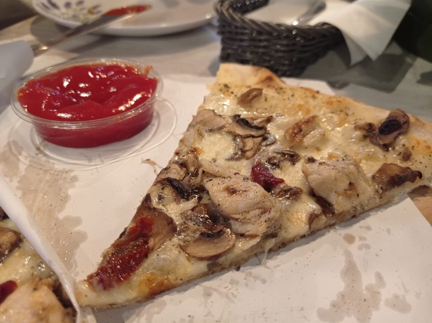 Pizza o średnicy 32 cm kosztuje ok. 35-40 zł.