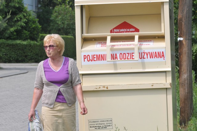 Pani Natalia Podemska zastanawia się, dlaczego kontener przed jej domem do złudzenia przypomina pojemnik PCK, ale nie ma na nim Czerwonego Krzyża.