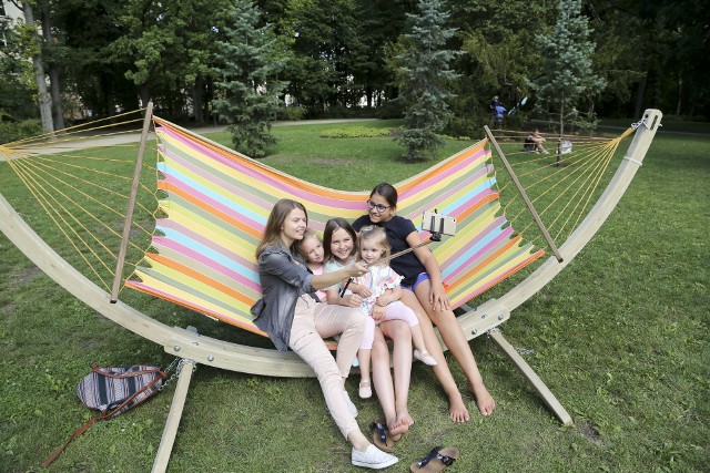W białostockich parkach pojawiły się trzy kolorowe hamaki