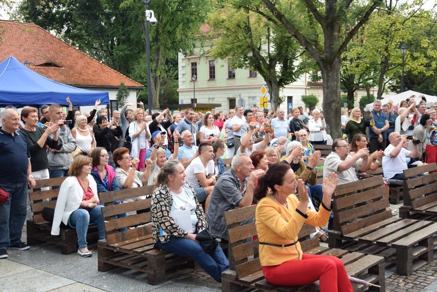 Seniorzy na koncercie Waweli. Krzeszowickie integracje z tańcami przed sceną [ZDJĘCIA]