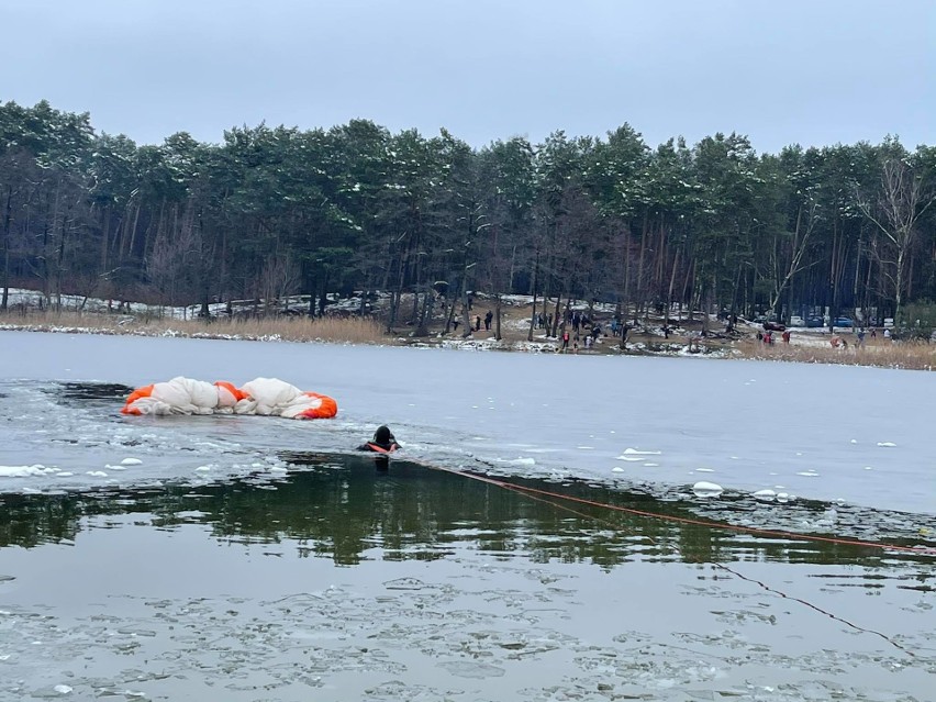 Paralotniarz wpadł do jeziora niedaleko Bydgoszczy. Policja przygląda się sprawie