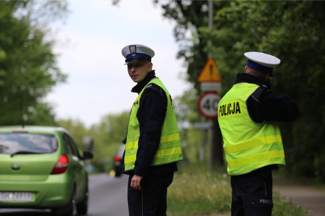 Takie mają być nowe mandaty. Pojawia się coraz więcej informacji o zmianach, jakie planuje wprowadzić rząd w prawie o ruchu drogowym. Kierowcy będą musieli ściągnąć nogę z gazu, bo inaczej czekają ich zdecydowanie wyższe kary!Zmiany mają wejść w życie jeszcze w grudniu 2021 roku. Dziennik &quot;Fakt&quot; dotarł do szczeg&oacute;ł&oacute;w projektu zmian. Zobacz, jakie mają być nowe kary dla pirat&oacute;w drogowych!Szczeg&oacute;ły na kolejnych stronach ----&gt;