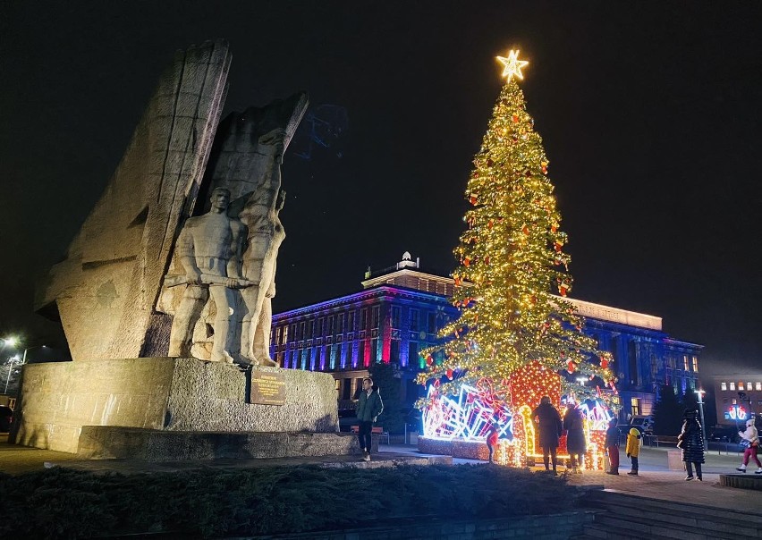 Tak prezentuje się świąteczna choinka w centrum Dąbrowy...